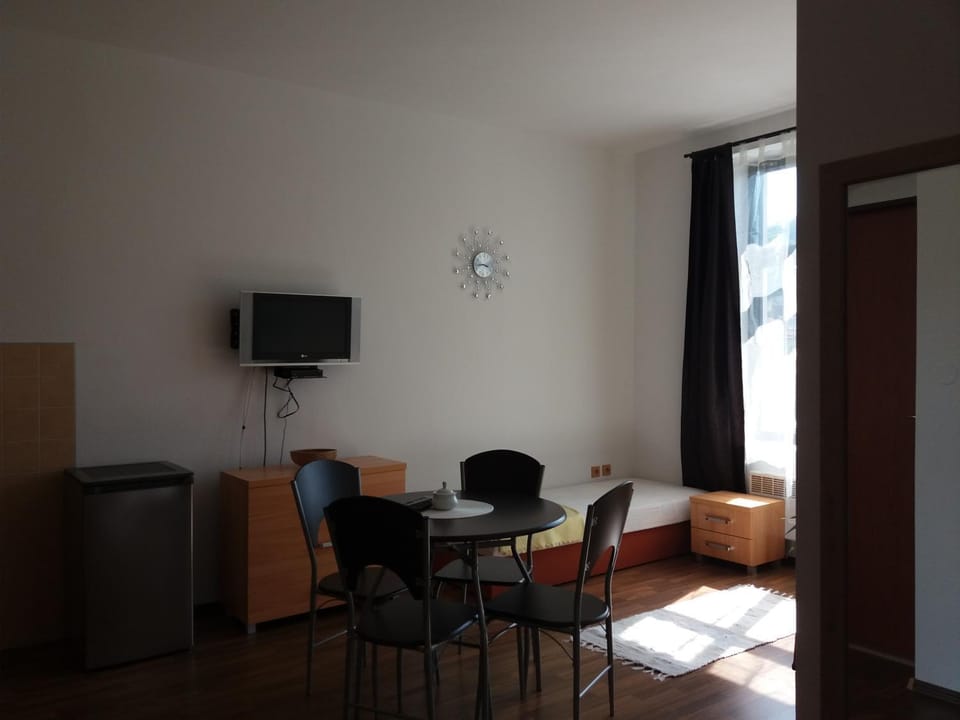 BBQ facilities, TV and multimedia, Coffee/tea facilities, Balcony/Terrace, Kitchen or kitchenette, Pets, Landmark view, Family