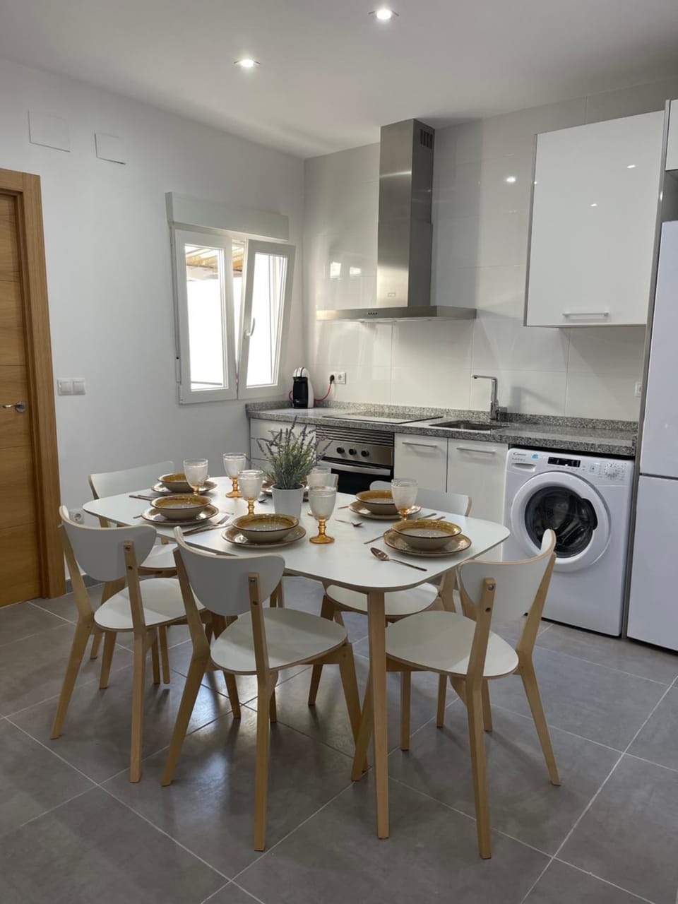 Kitchen or kitchenette, Dining area, washing machine