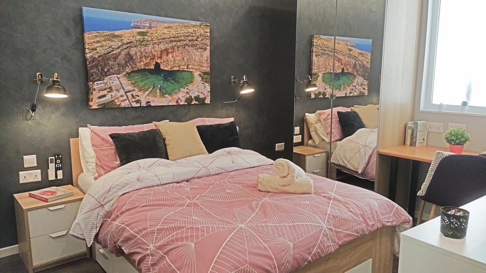 Photo of the whole room, Bedroom