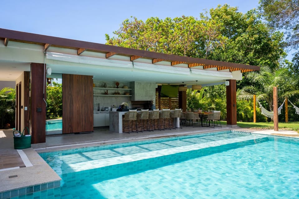 Day, Pool view