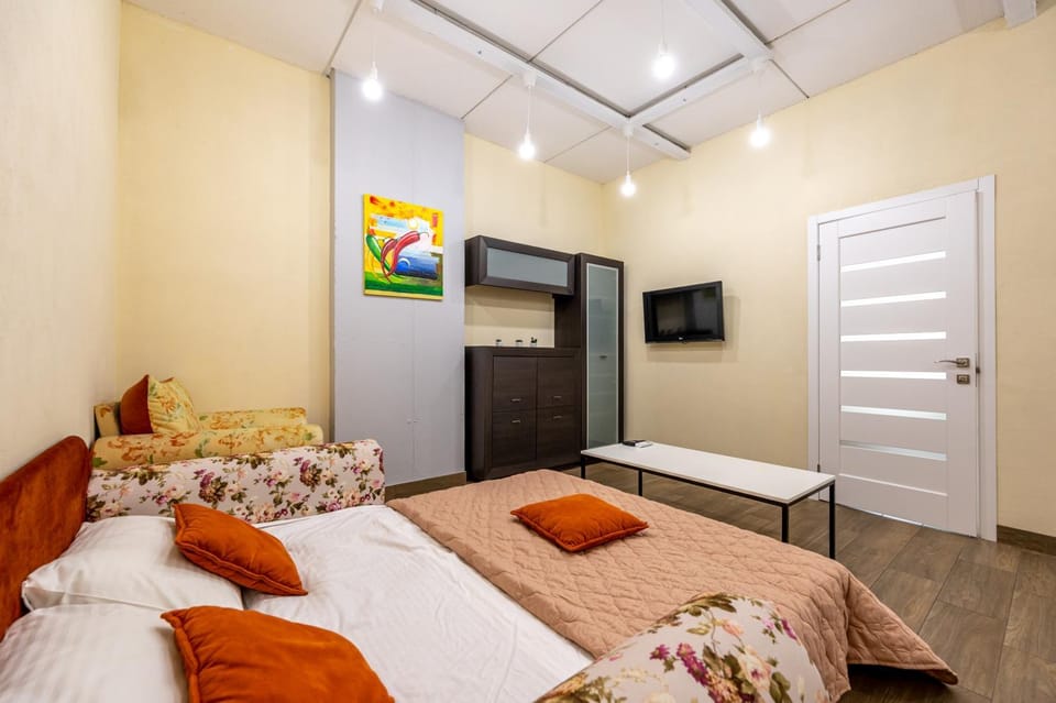 Bed, TV and multimedia, Living room, Photo of the whole room, Seating area