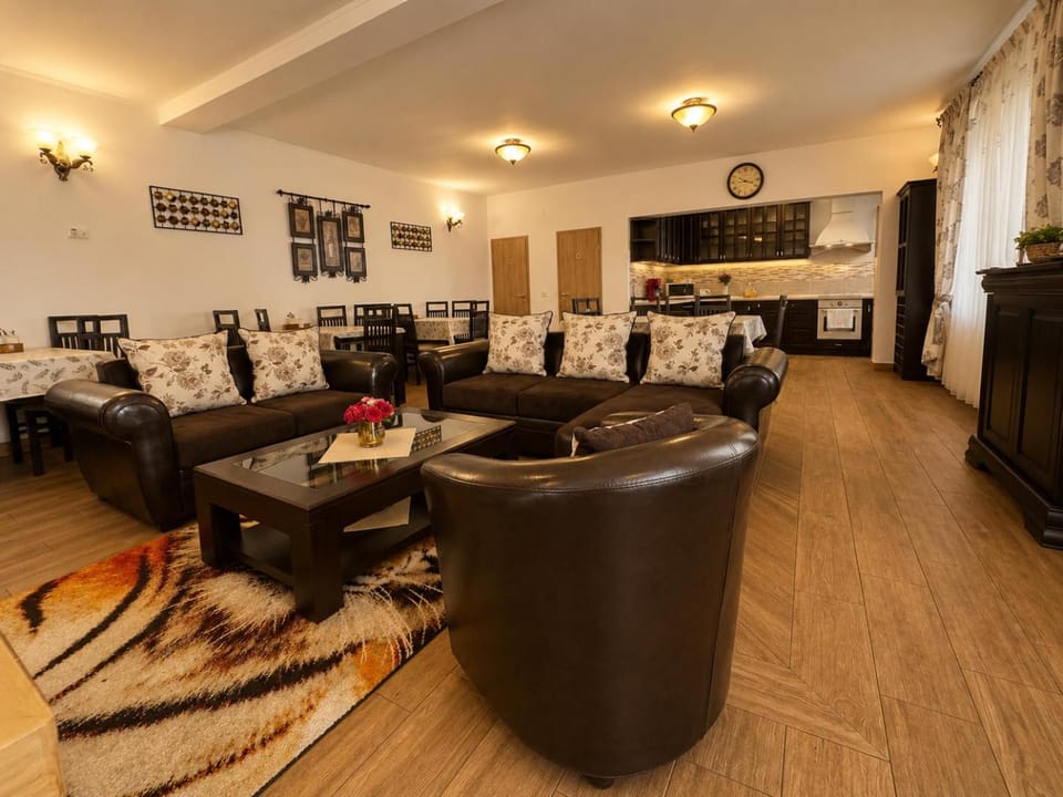 TV and multimedia, Kitchen or kitchenette, Living room, Seating area