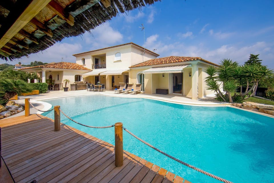 Stunning Villa with Large Pool, Billiard room and Mini-golf Villa in Antibes