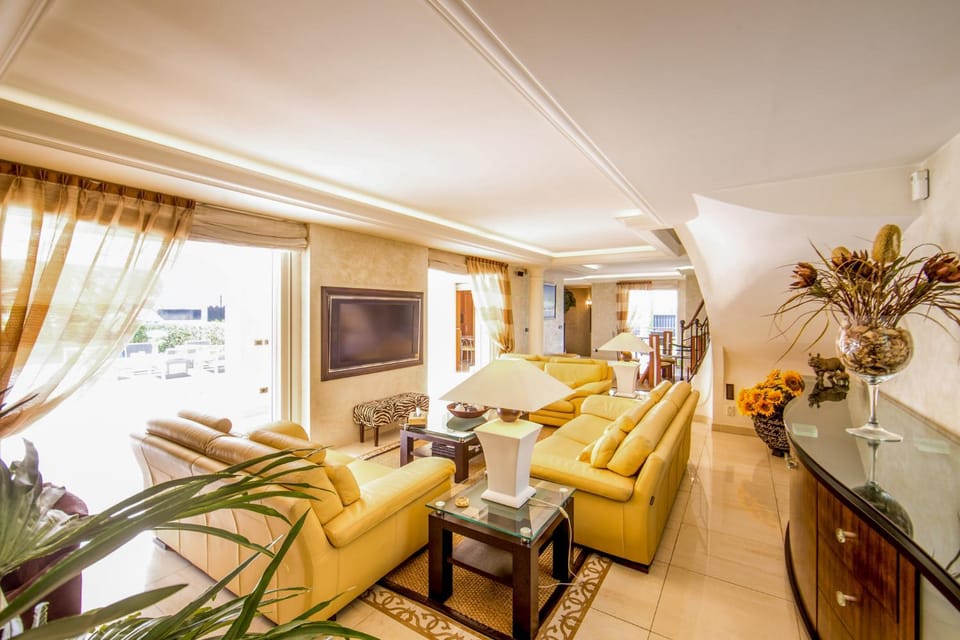 Stunning Villa with Large Pool, Billiard room and Mini-golf Villa in Antibes