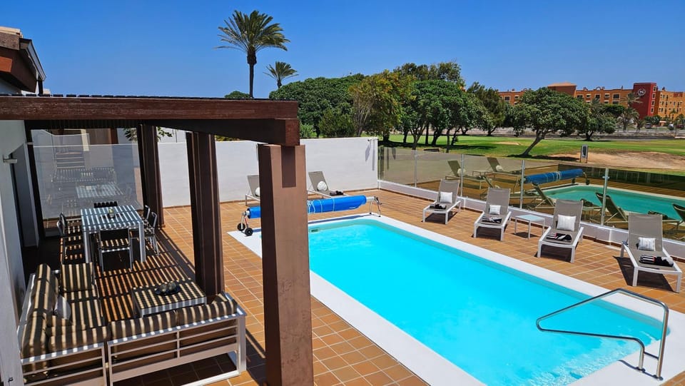 Pool view, Swimming pool, sunbed