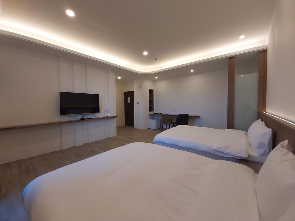 Bed, TV and multimedia, Photo of the whole room, Bedroom