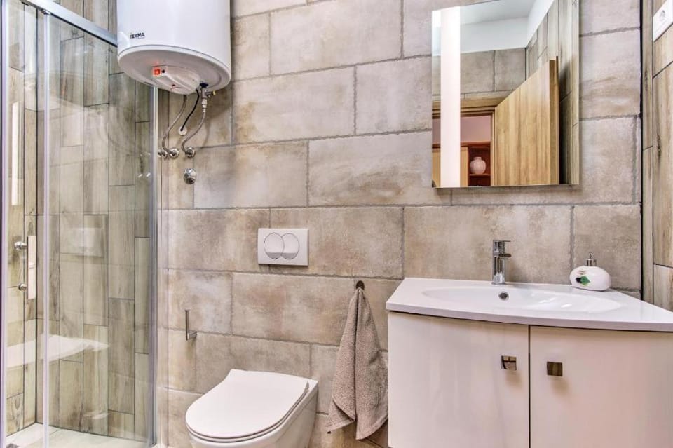 Shower, Toilet, Bathroom, towels