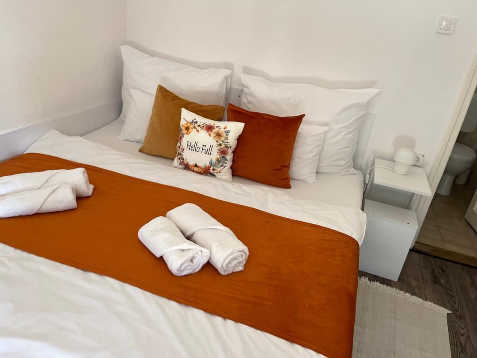 Bed, Photo of the whole room, Bedroom, towels