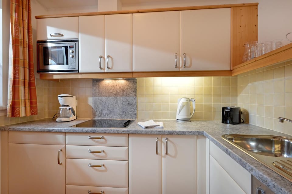 TV and multimedia, Coffee/tea facilities, Kitchen or kitchenette, Living room, Seating area, Dining area