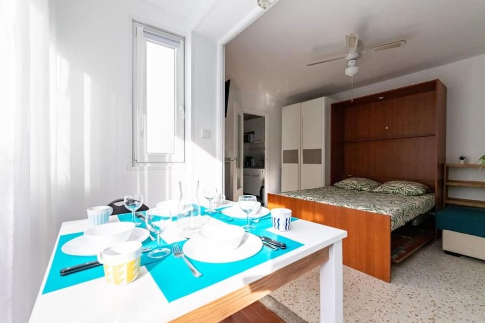 Photo of the whole room, Dining area