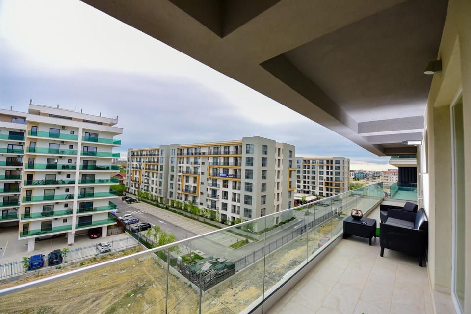 Neighbourhood, Street view