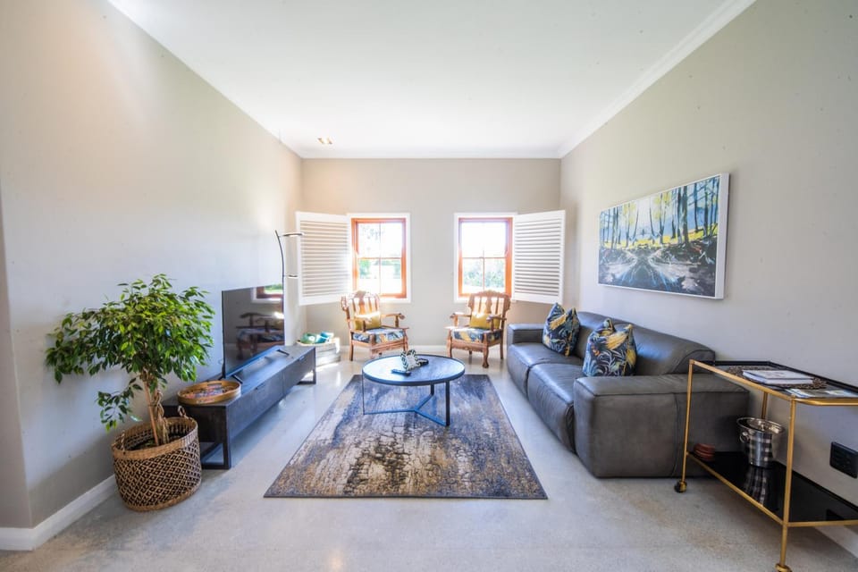 TV and multimedia, Living room, Lounge or bar, Seating area