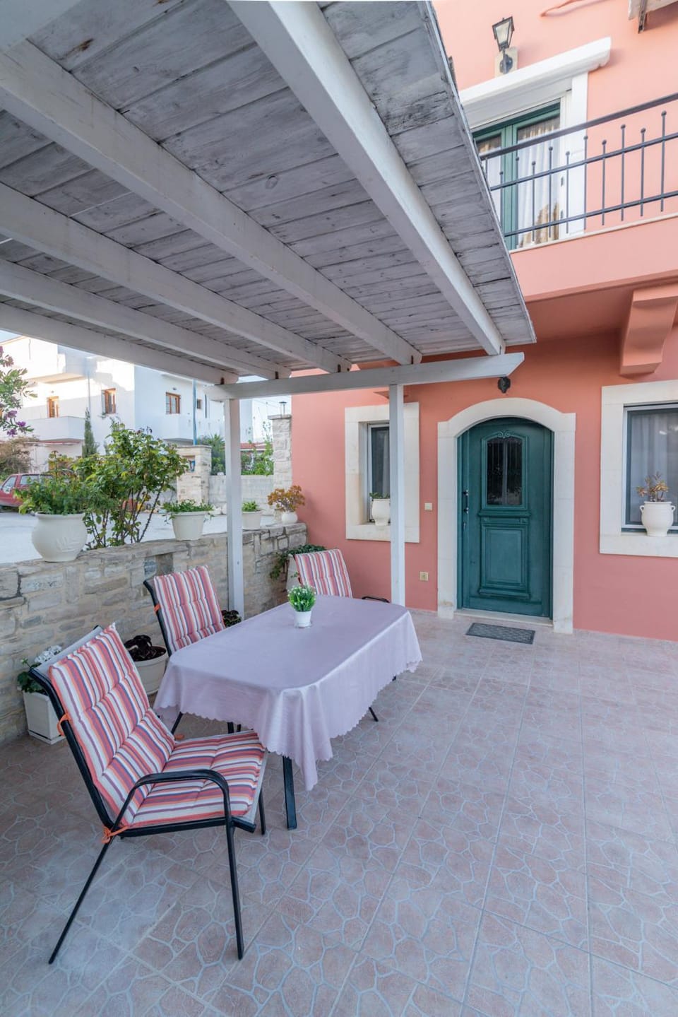 Property building, Patio, Balcony/Terrace, Seating area, Dining area