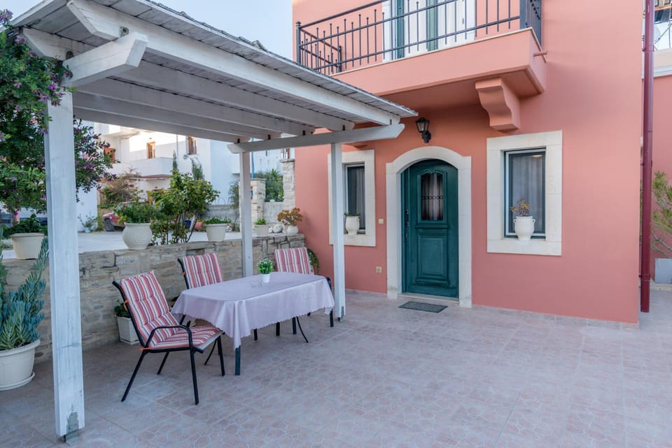 Property building, Patio, Balcony/Terrace, Dining area
