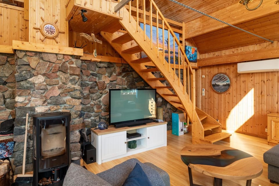 Communal lounge/ TV room, TV and multimedia, Living room, Seating area, Evening entertainment