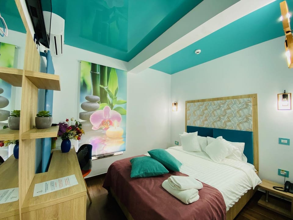 Photo of the whole room, Bedroom