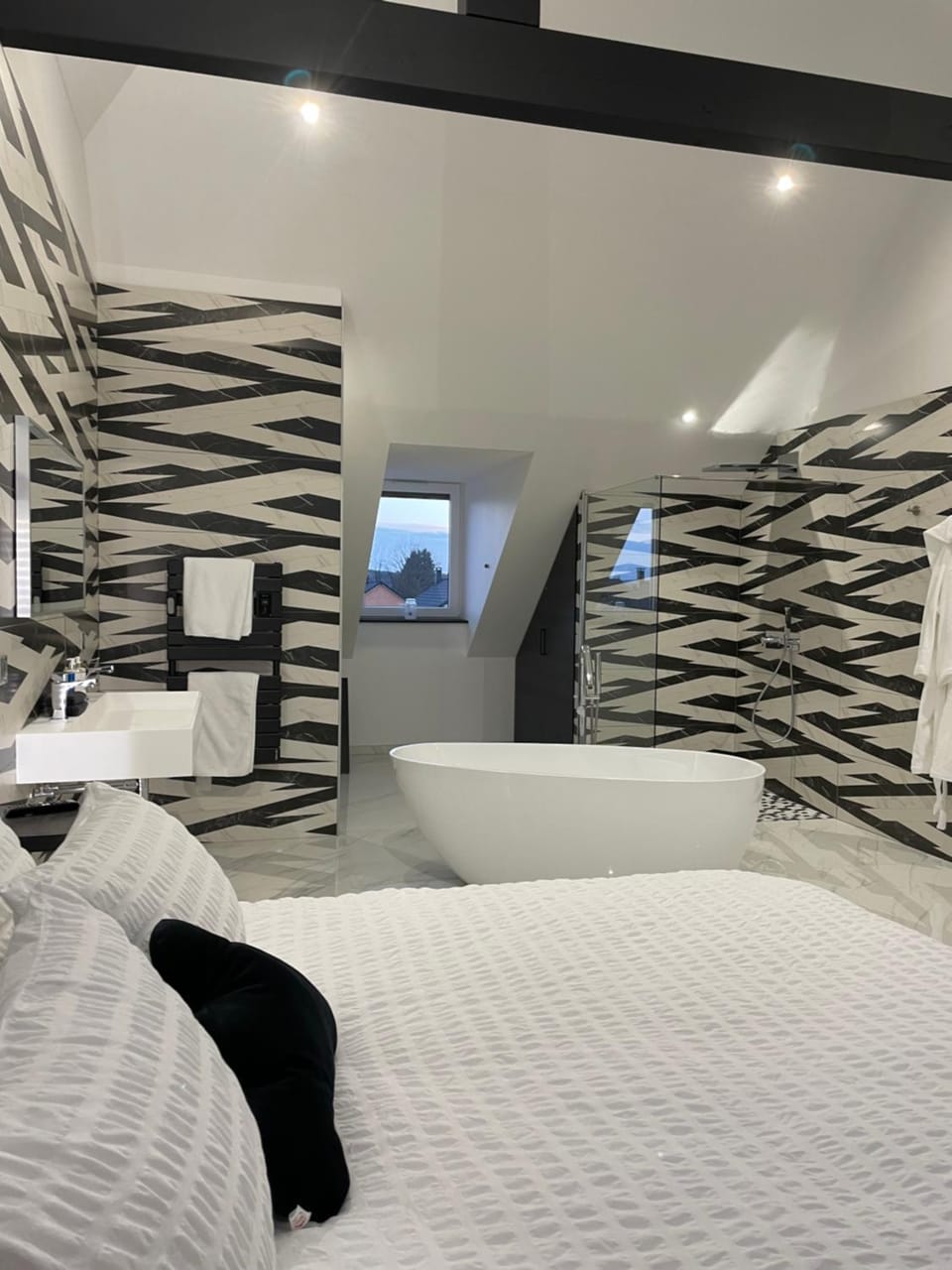 Bed, Bathroom, Photo of the whole room, Bedroom