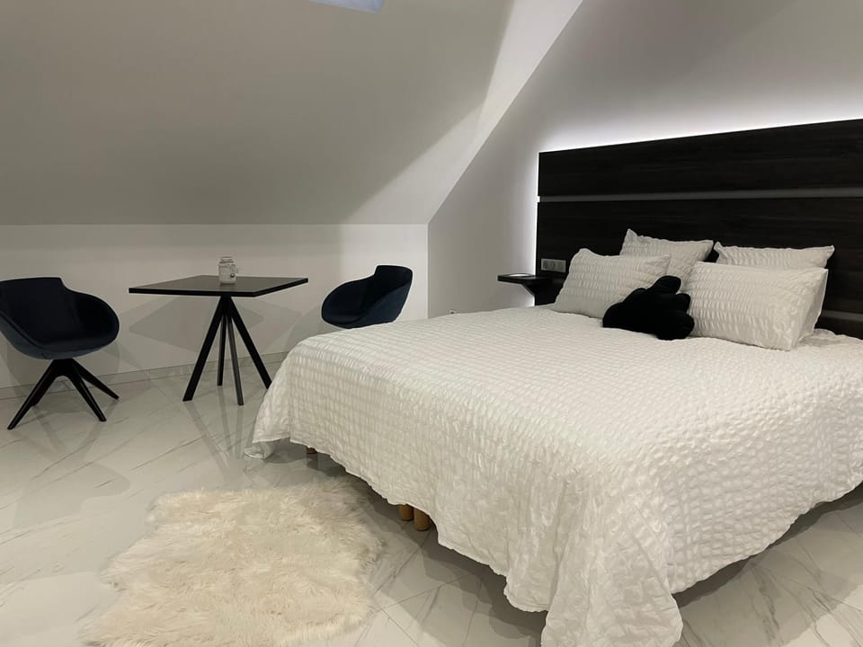 Bed, Photo of the whole room