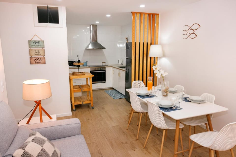 Dining area, oven, stove, toaster