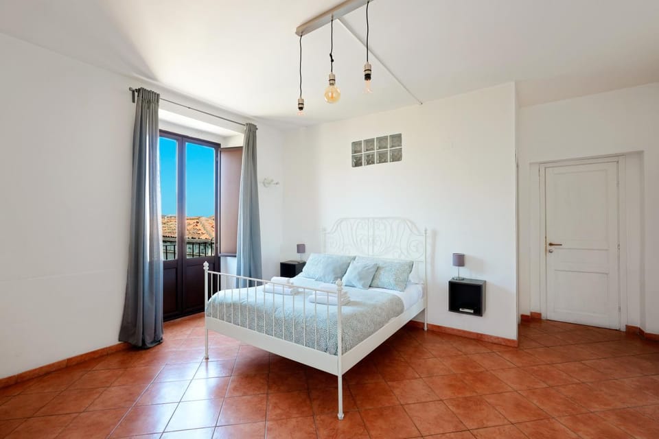 Bed, Living room, Photo of the whole room, Seating area, Bedroom