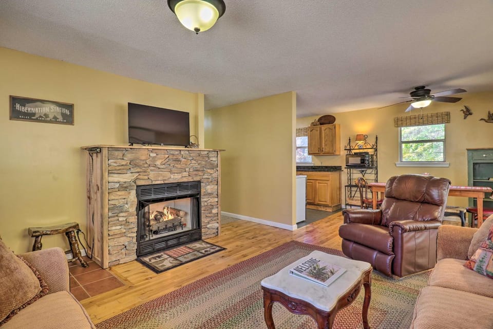 Creekside Retreat w/ Deck, 18 Miles to Wolf Ridge House in Buncombe County