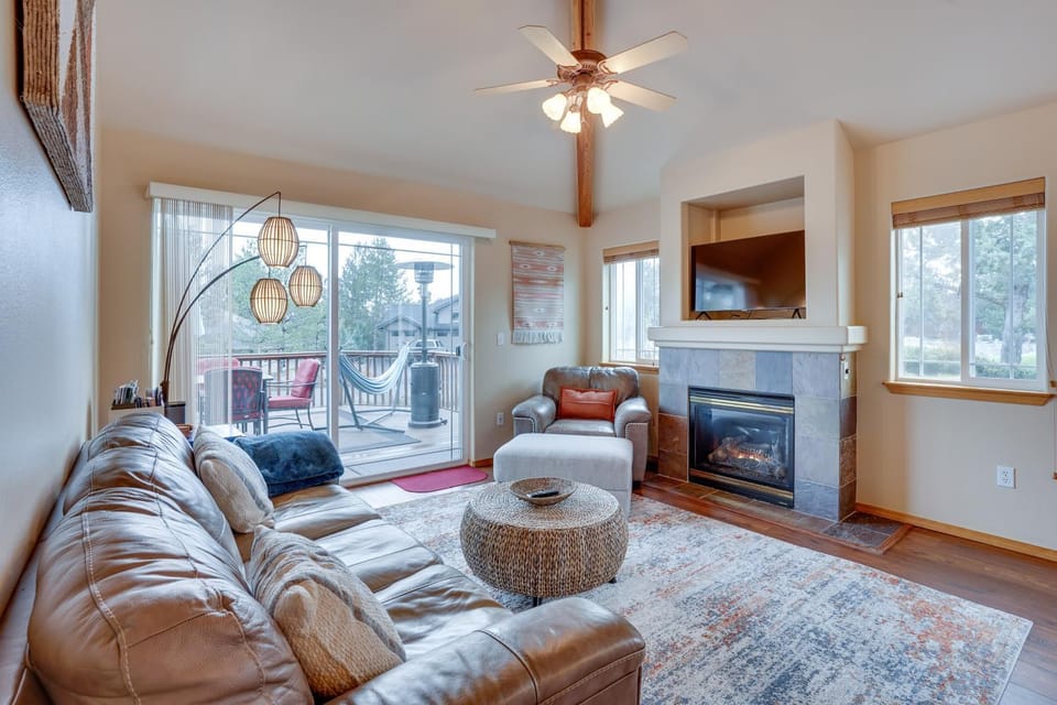 Redmond Resort Townhome w/ Private Hot Tub House in Oregon