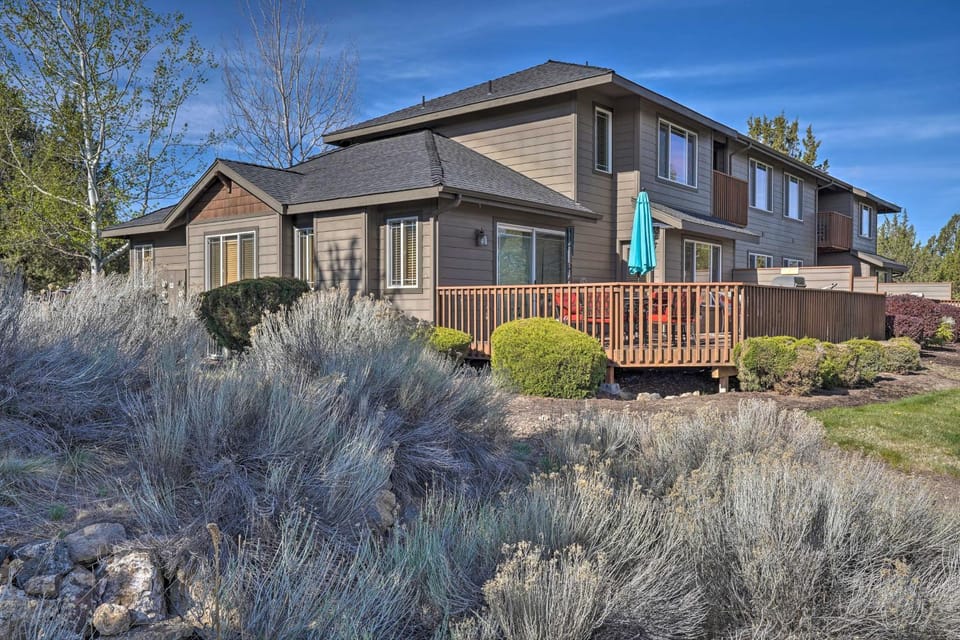 Redmond Resort Townhome w/ Private Hot Tub House in Oregon
