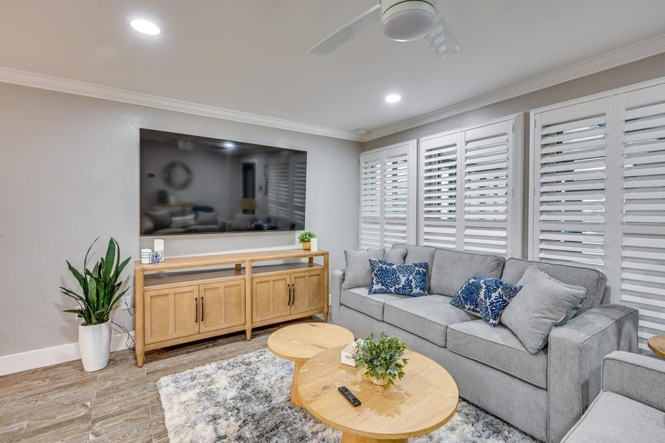 Elegant FL Condo w/ Pool: Walk to Madeira Beach! House in Madeira Beach