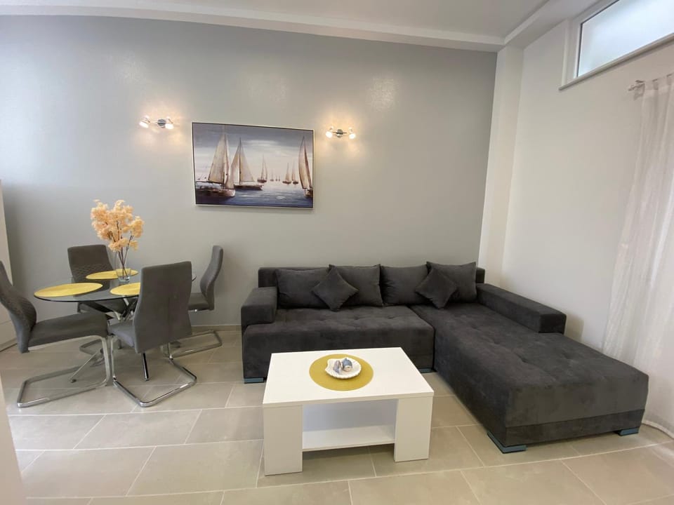 Communal lounge/ TV room, TV and multimedia, Living room, Seating area