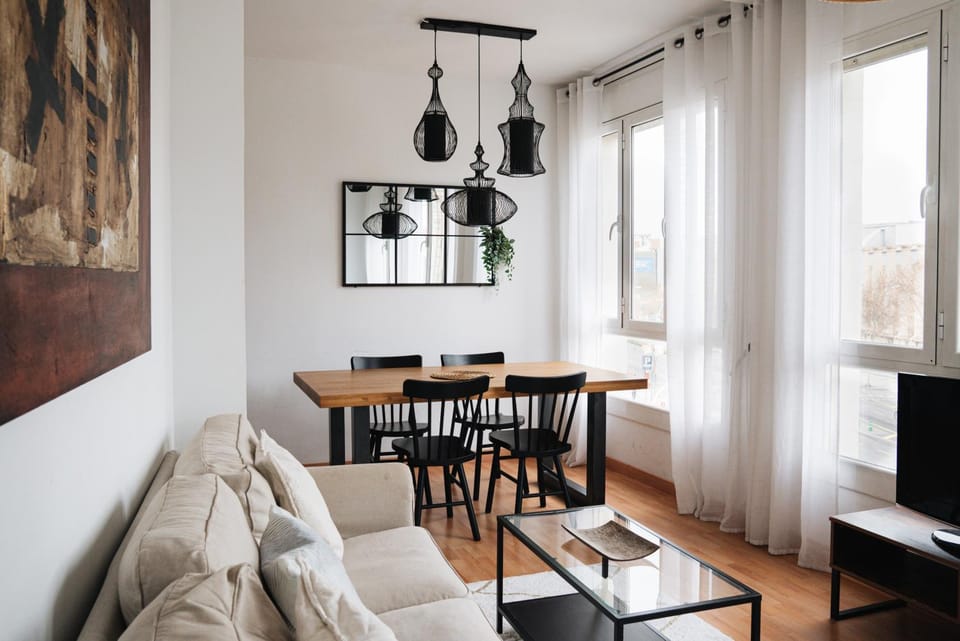 Sunny and modern apartment ideal for groups Apartment in Barcelona