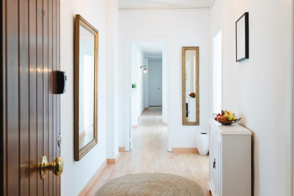 Sunny and modern apartment ideal for groups Apartment in Barcelona
