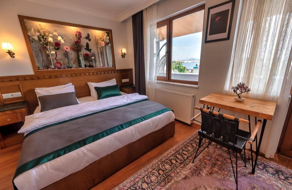 Bed, Seating area, Dining area, Bedroom, Sea view