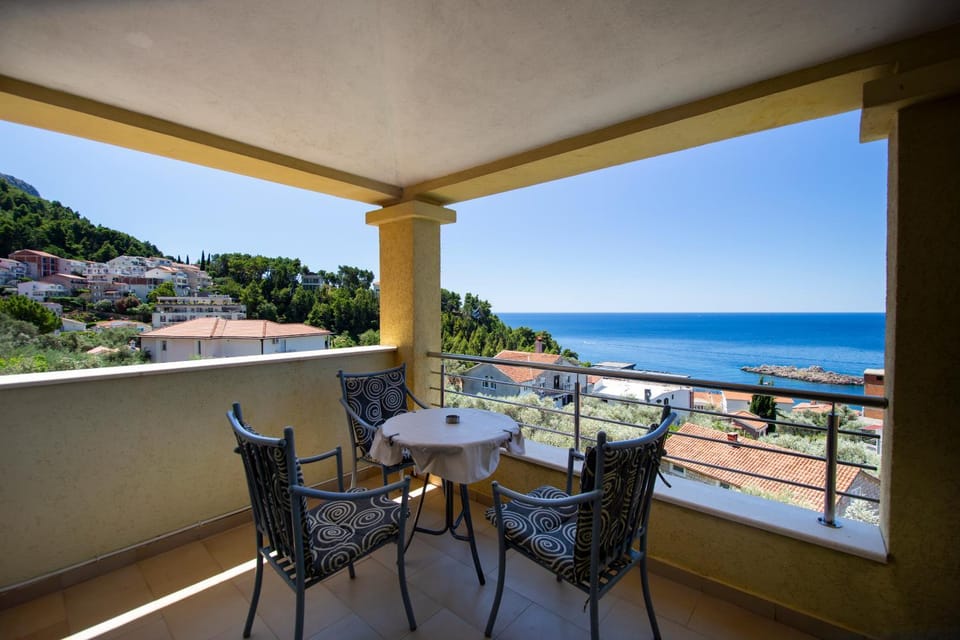 BMV room with east island view Apartment in Sveti Stefan