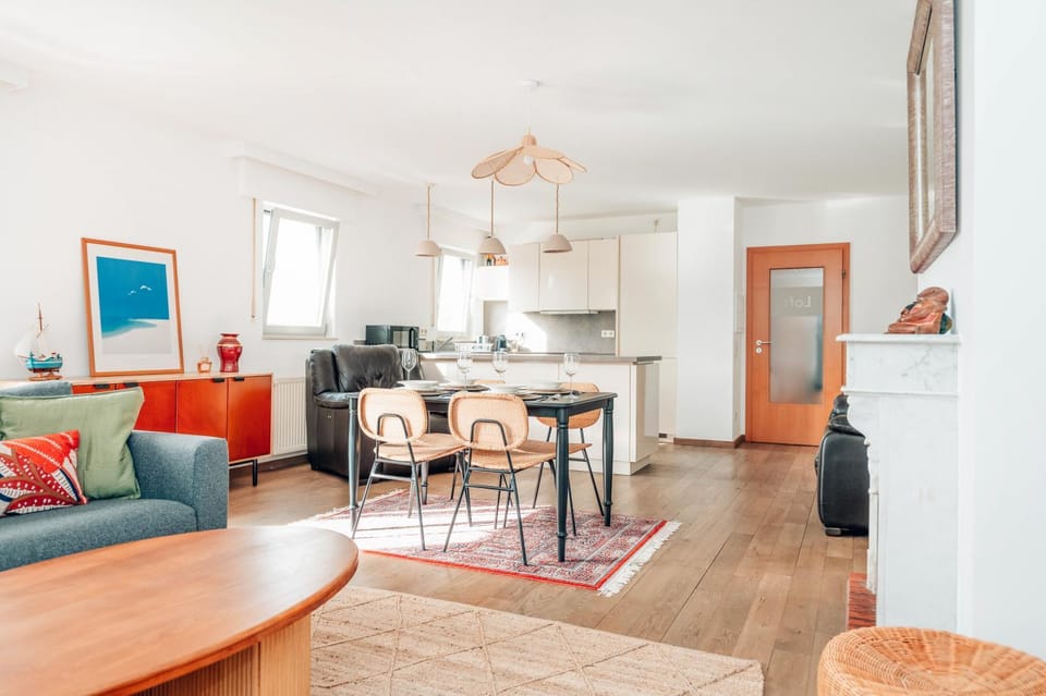 Kitchen or kitchenette, Seating area, Dining area