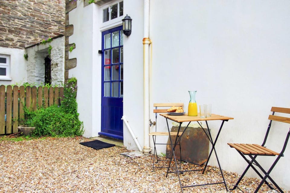 Property building, Patio, Day