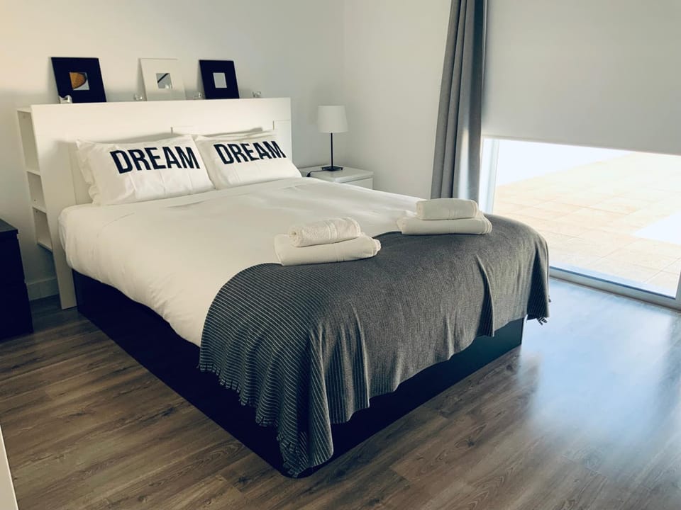 Bed, Bedroom, towels