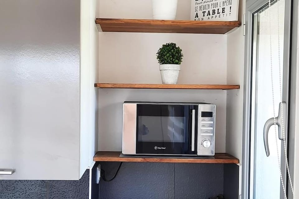 Kitchen or kitchenette, minibar