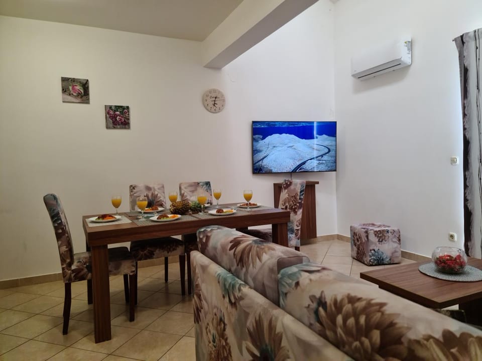 TV and multimedia, Living room, Dining area