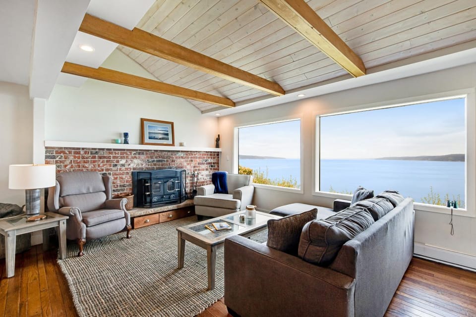 Saratoga Waterview Escape House in Camano Island