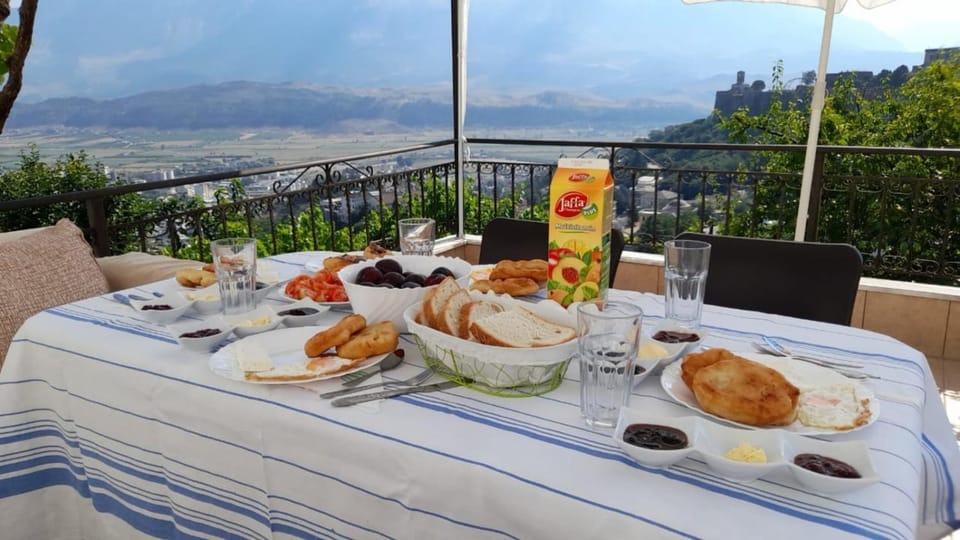 Natural landscape, Balcony/Terrace, Food and drinks, Dining area, Mountain view, Breakfast, Drinks
