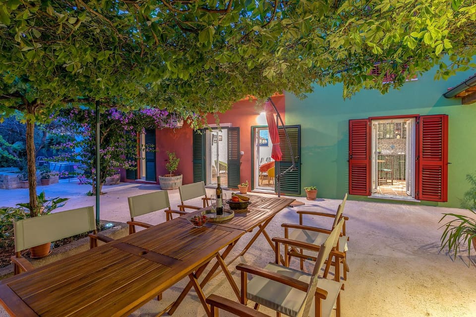 Property building, Patio, Balcony/Terrace