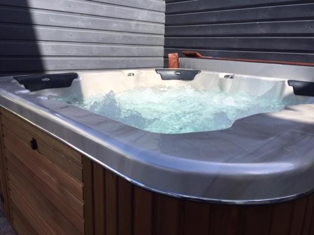 Hot Tub, Hot Tub