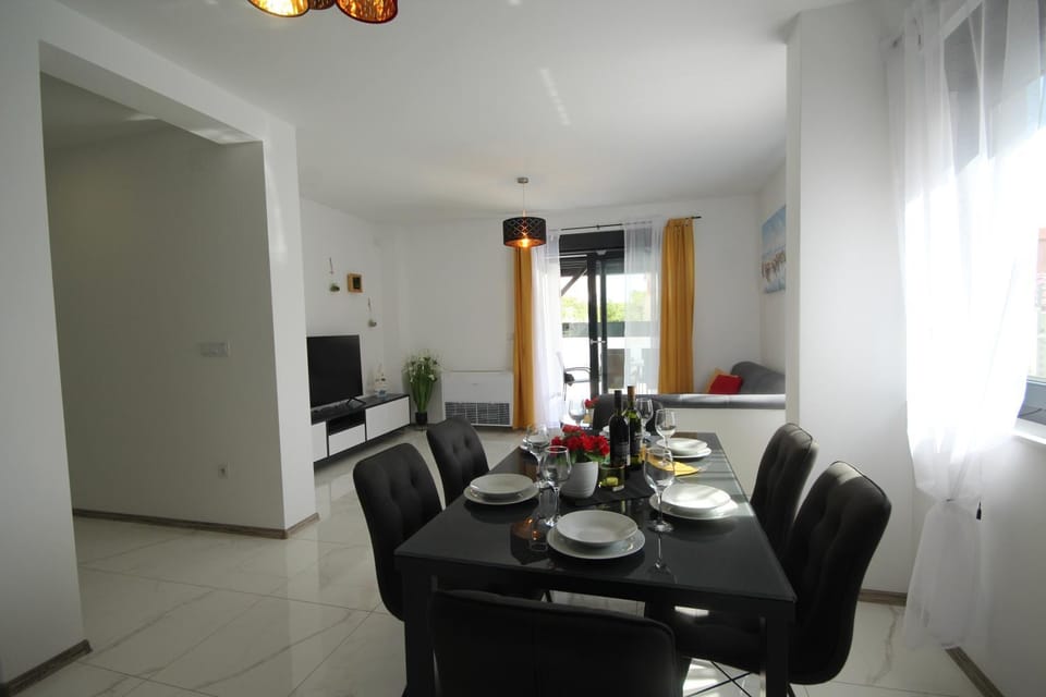 Dining area, Drinks, Alcoholic drinks