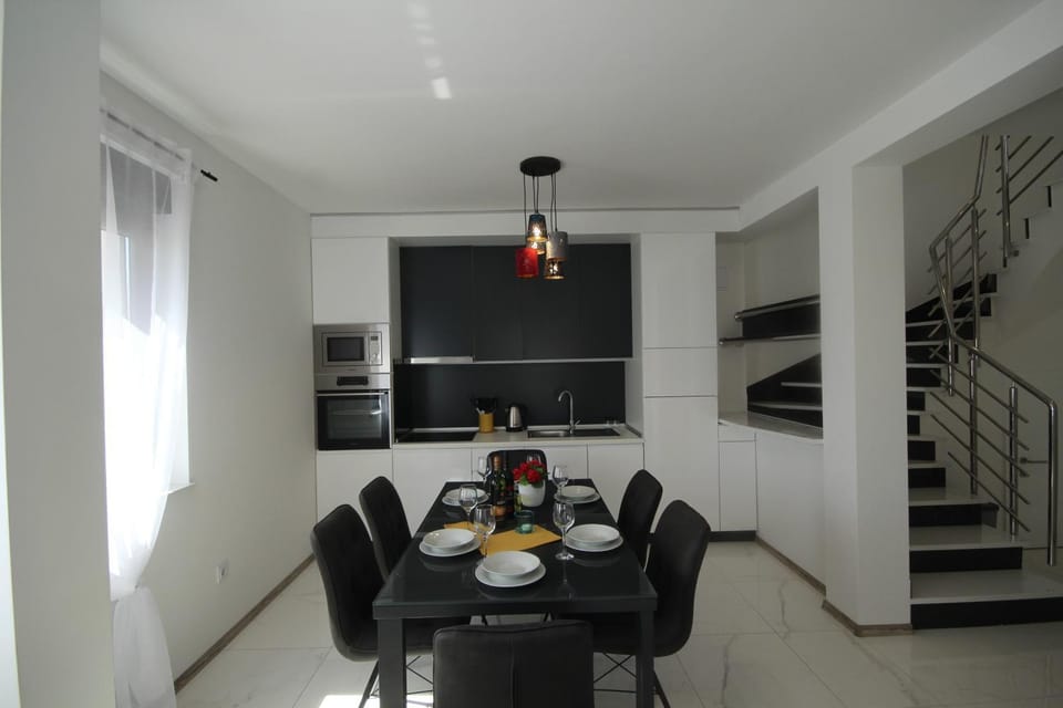 Food and drinks, Seating area, Dining area, Food, Breakfast