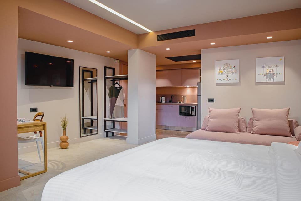 Bed, TV and multimedia, Kitchen or kitchenette, Photo of the whole room