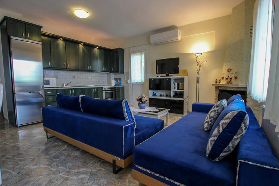 TV and multimedia, Living room, Seating area, minibar, stove, kitchen, air conditioner