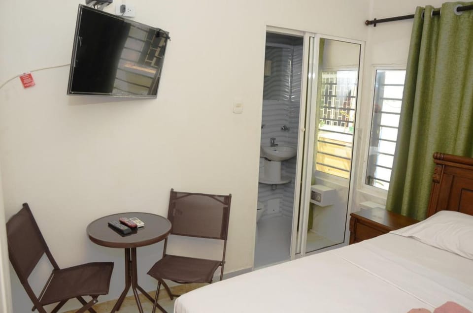 Bed, TV and multimedia, Bedroom