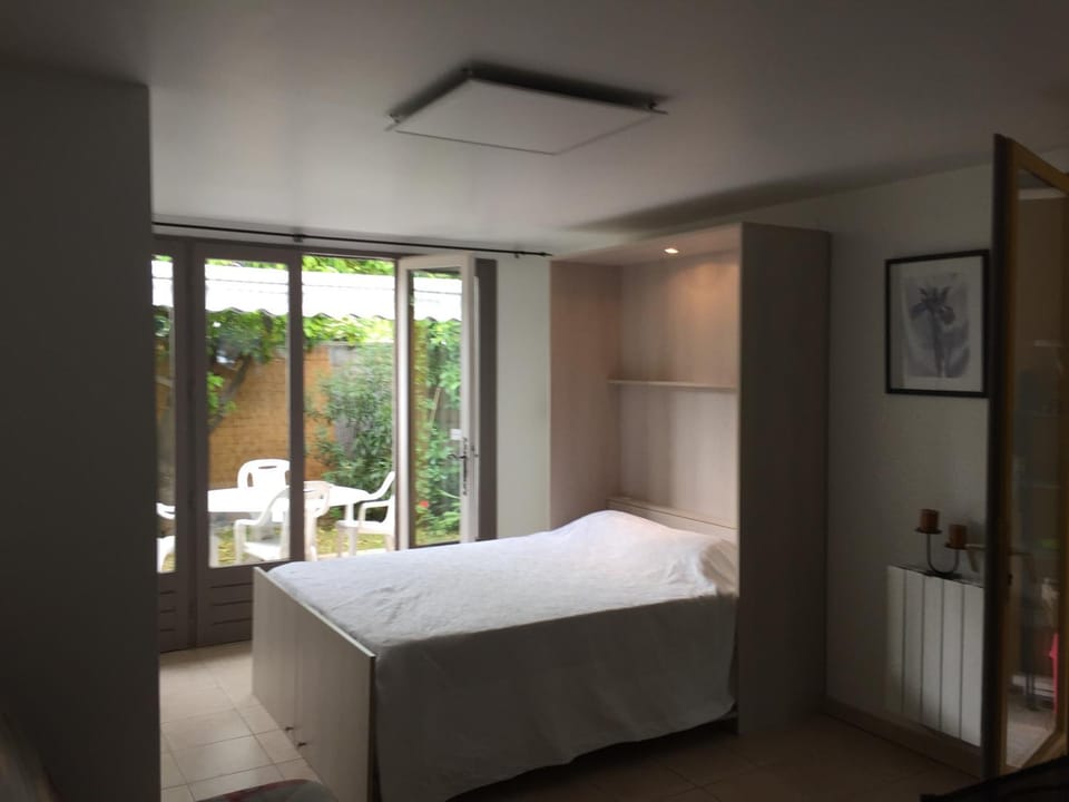 STUDIO PIED DANS L EAU Apartment in La Londe-les-Maures