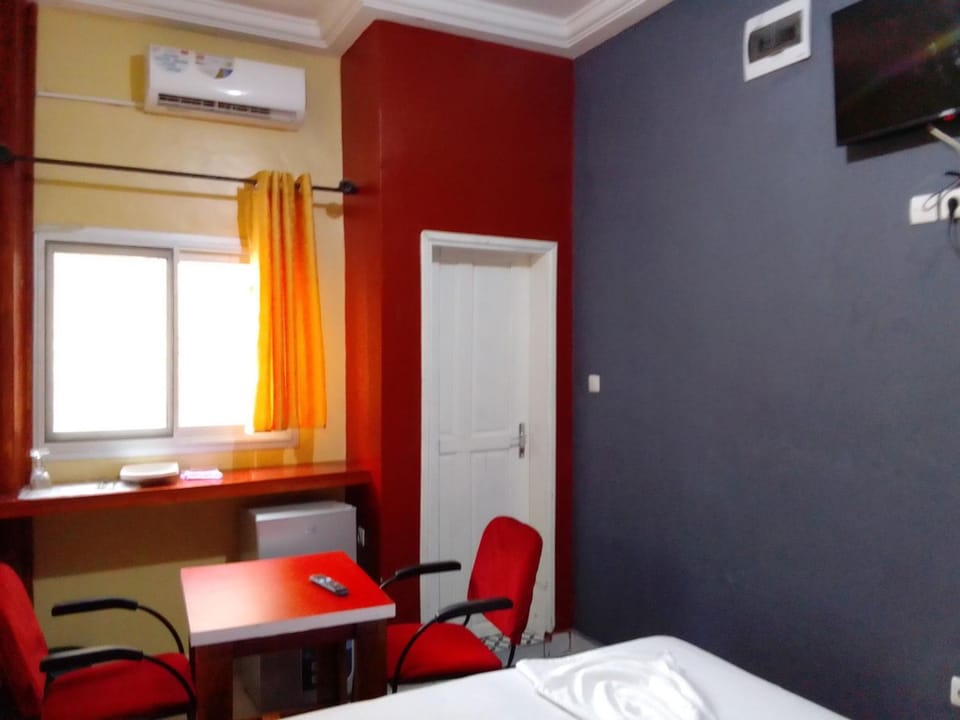 TV and multimedia, Photo of the whole room, Seating area, Dining area, air conditioner
