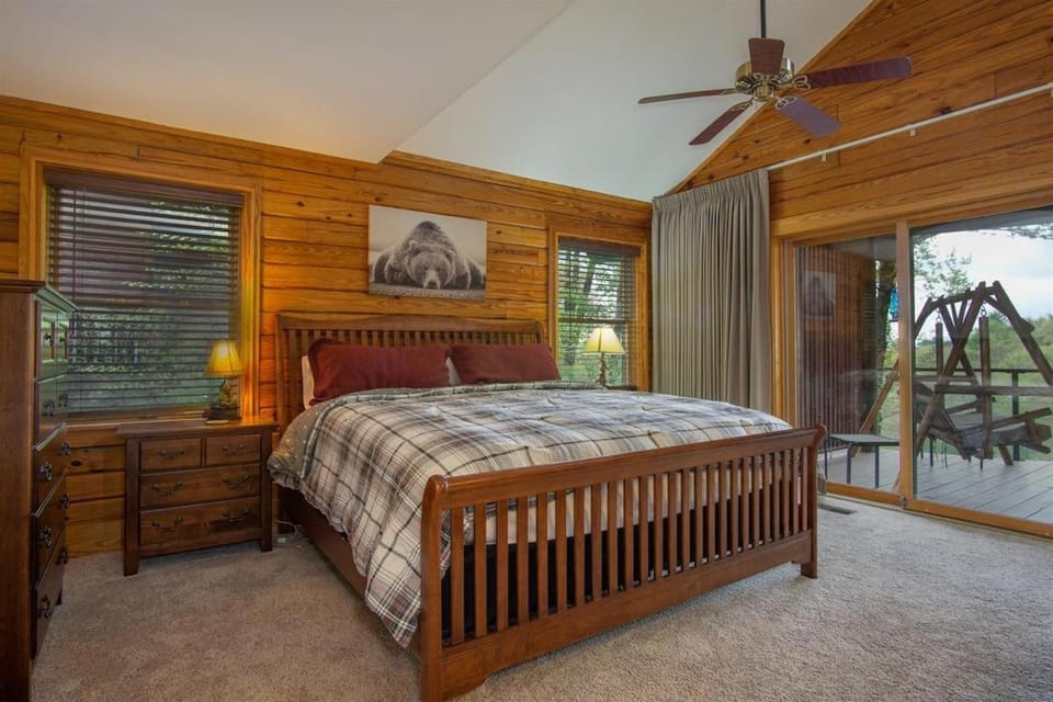 Blissful Bears Mountain · Blissful Bear Cabin, Long Range View 2 Cabin in Tennessee